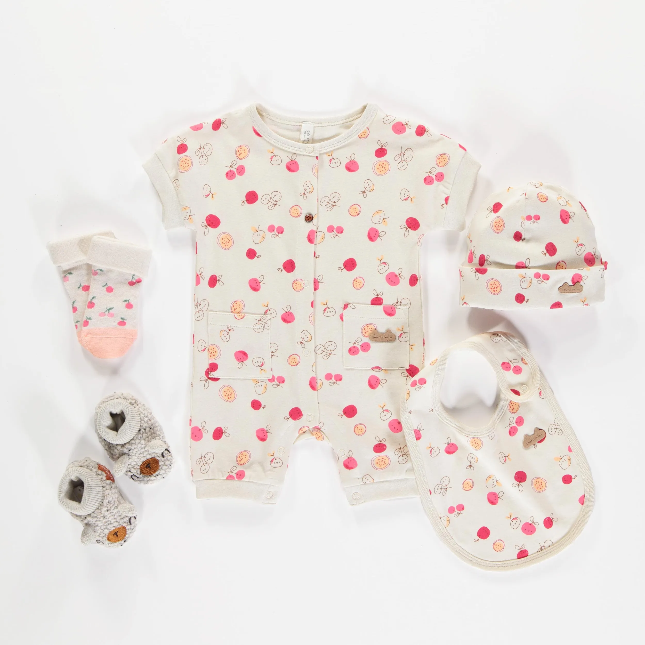 Bavoir crème avec motif de cerises en coton biologique, naissance || Cream bib with cherries print in organic cotton, newborn