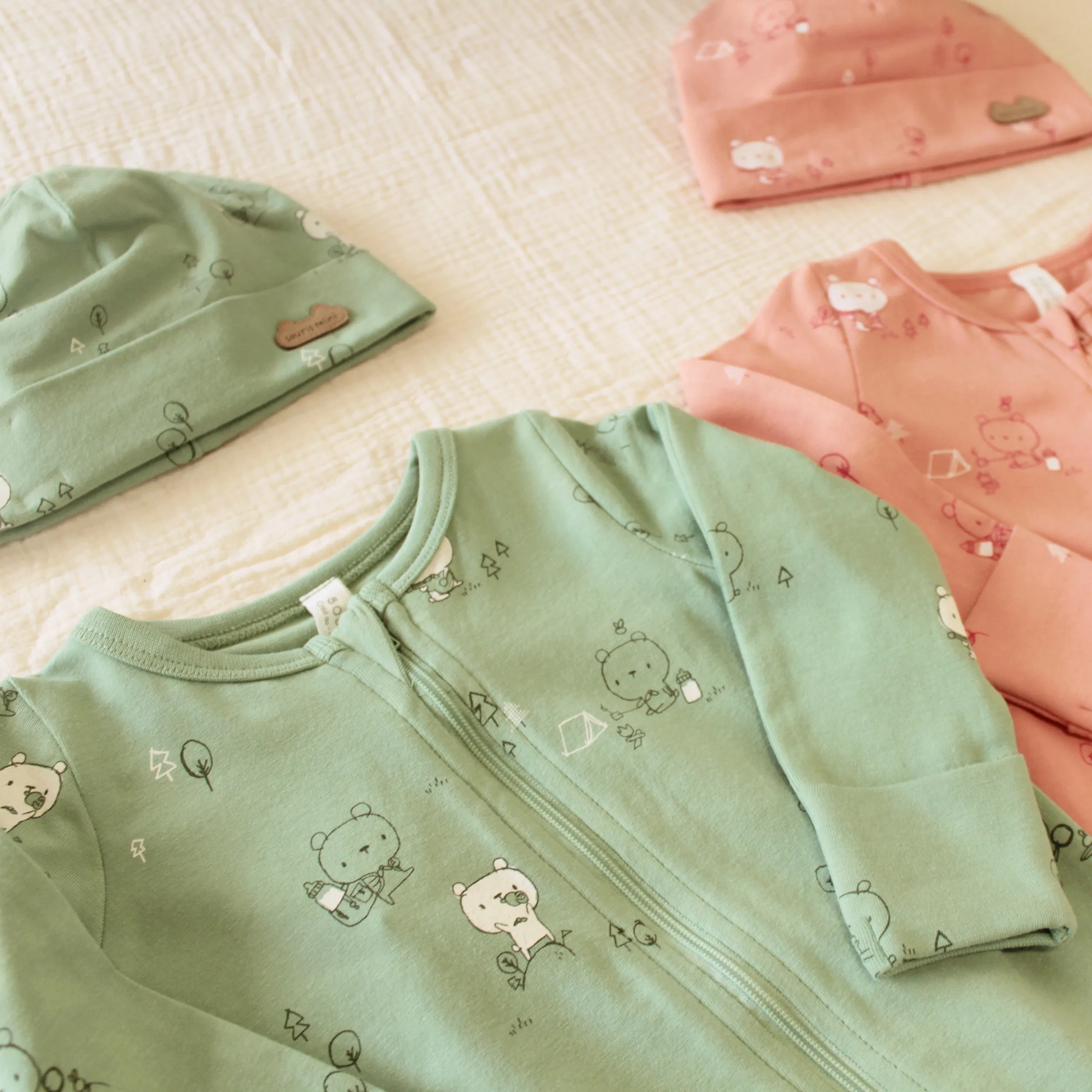 Bonnet vert à motifs en coton biologique, naissance || Green patterned hat in organic cotton, newborn