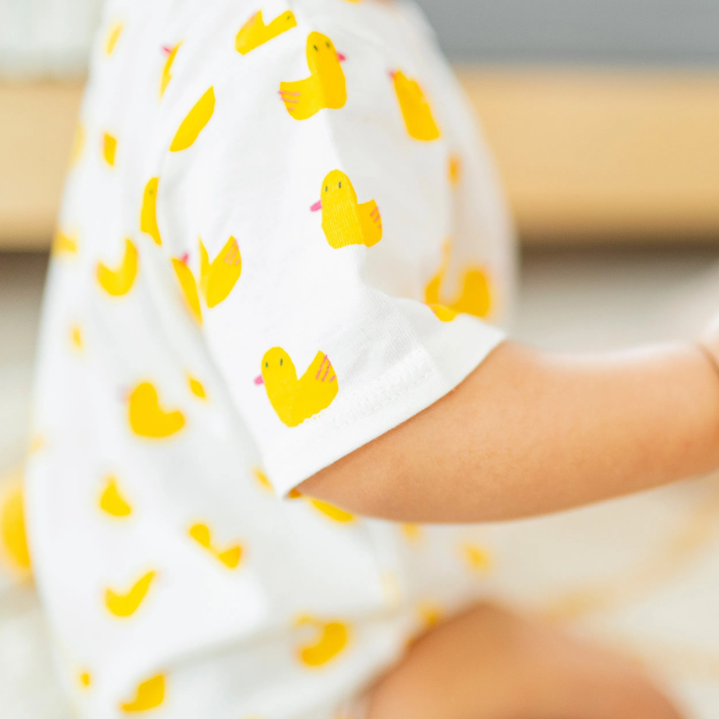 Cache-couche blanc avec des canards en jersey doux, bébé  || White bodysuit with duks all over print in soft jersey, baby