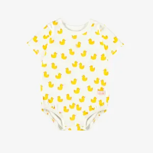 Cache-couche blanc avec des canards en jersey doux, bébé  || White bodysuit with duks all over print in soft jersey, baby
