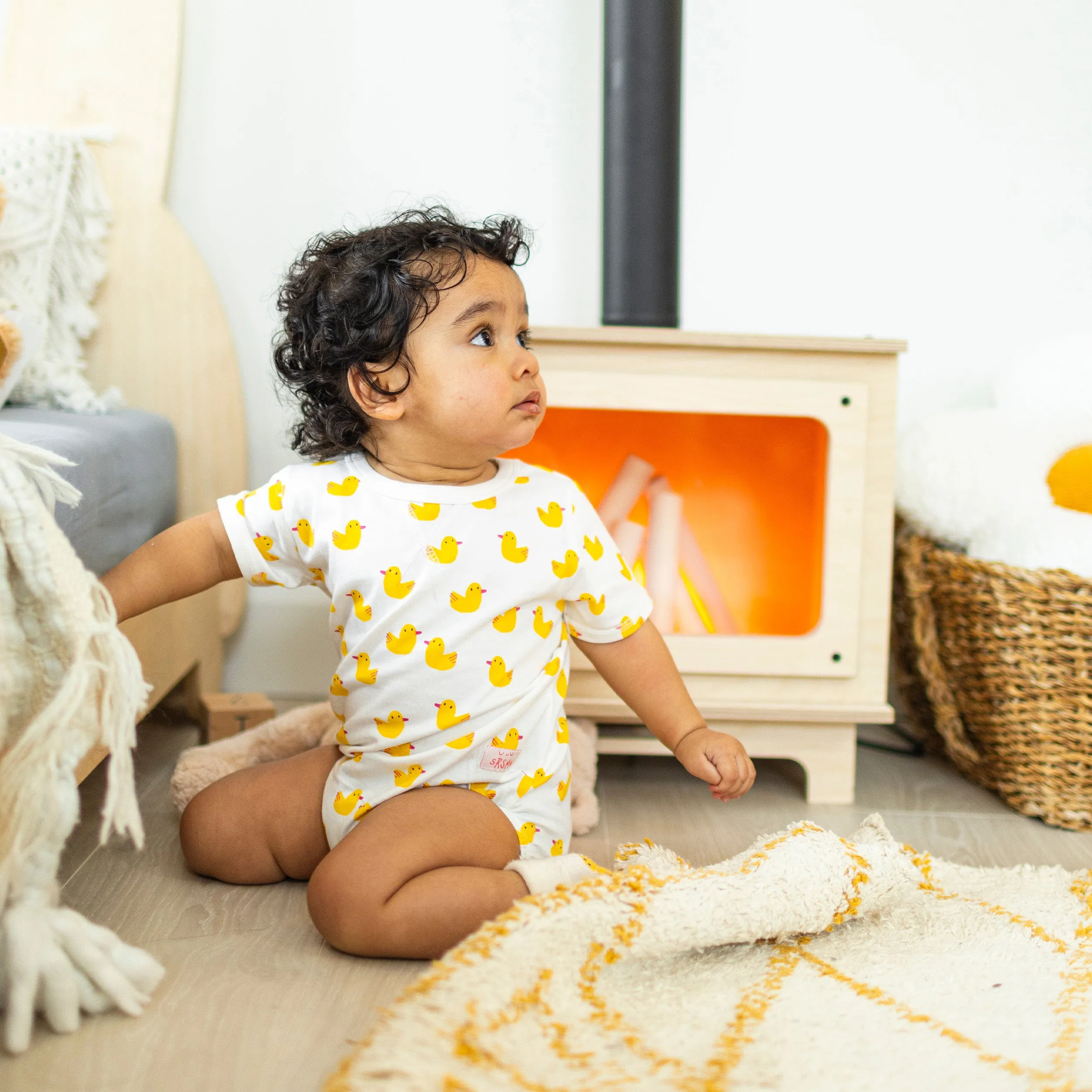 Cache-couche blanc avec des canards en jersey doux, bébé  || White bodysuit with duks all over print in soft jersey, baby