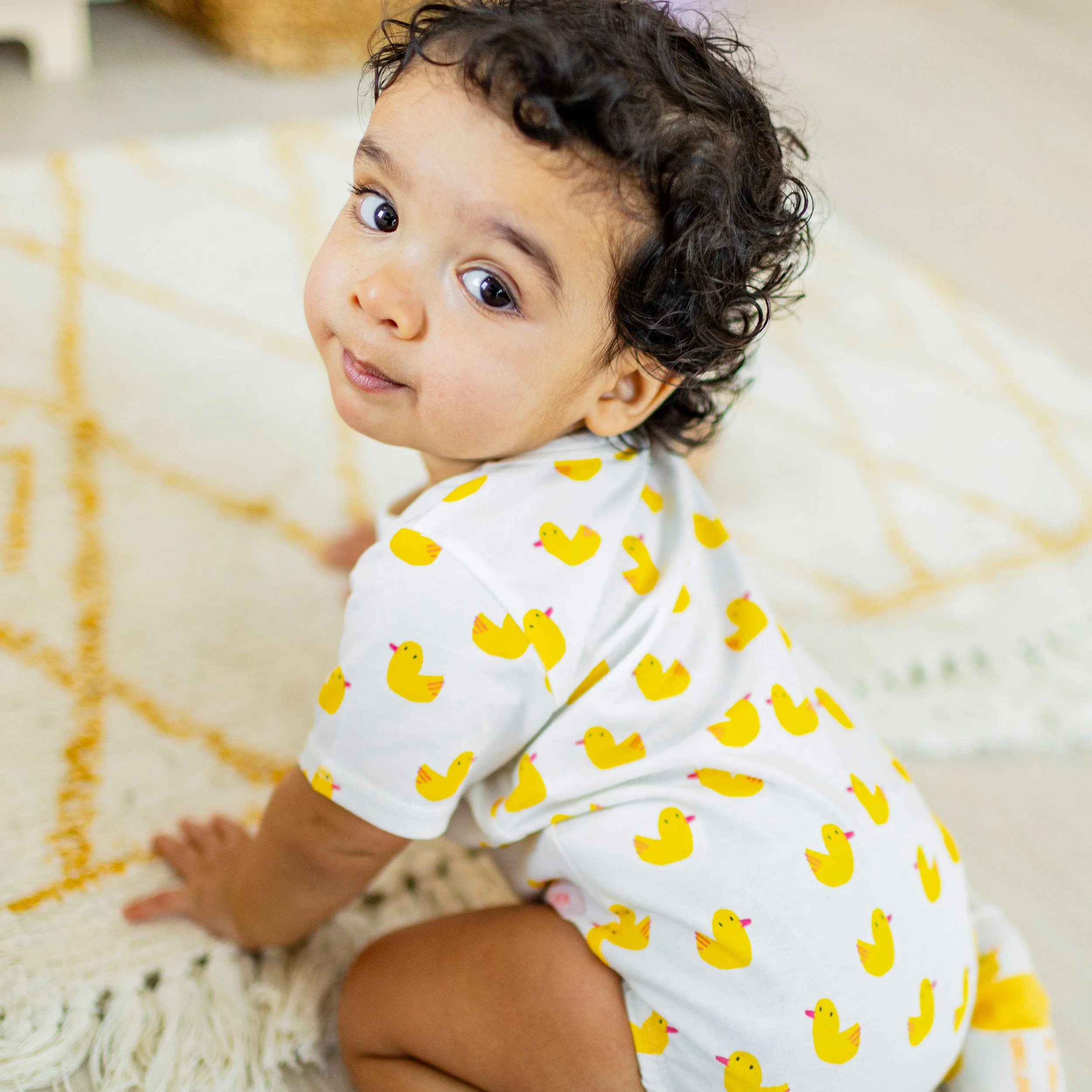 Cache-couche blanc avec des canards en jersey doux, bébé  || White bodysuit with duks all over print in soft jersey, baby
