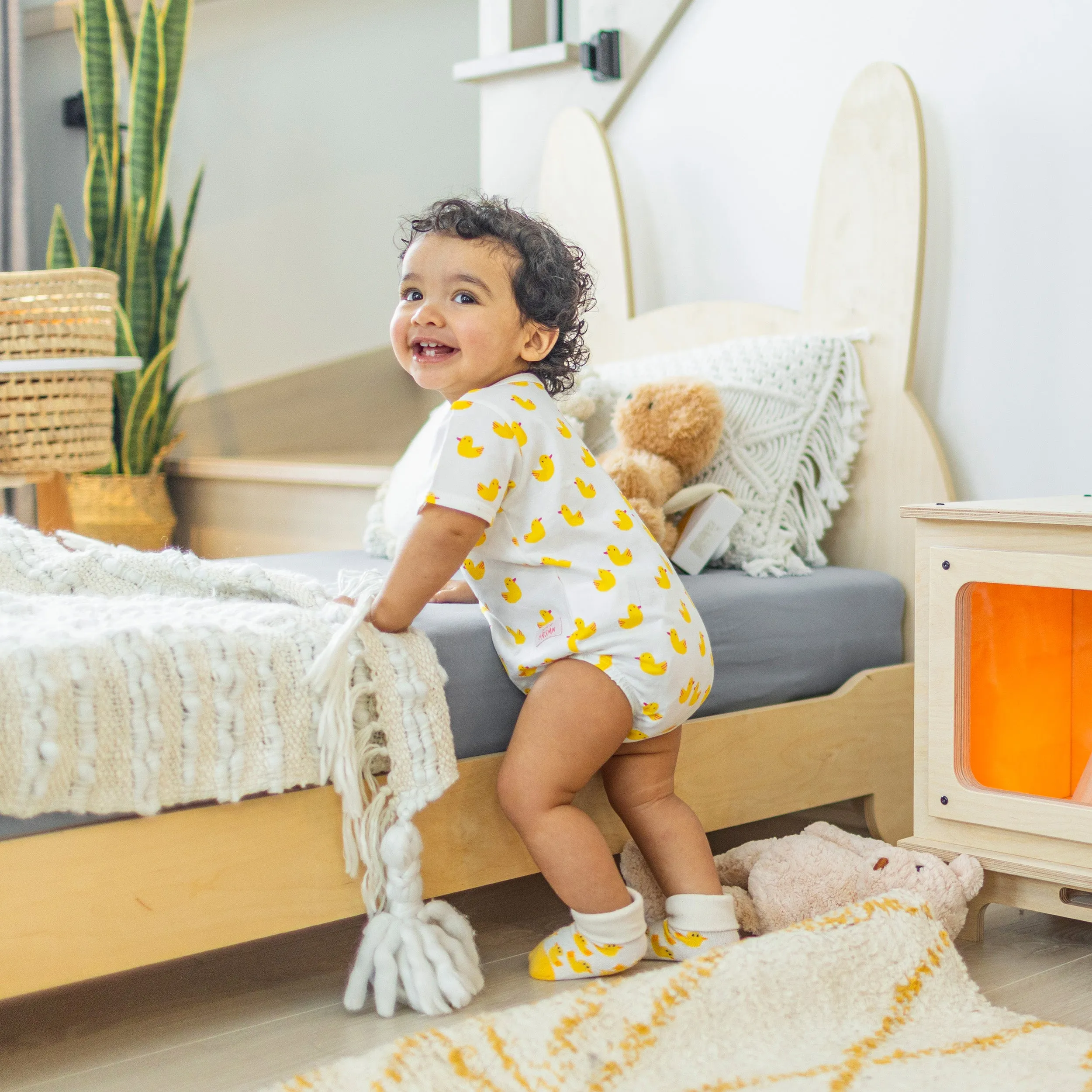 Cache-couche blanc avec des canards en jersey doux, bébé  || White bodysuit with duks all over print in soft jersey, baby