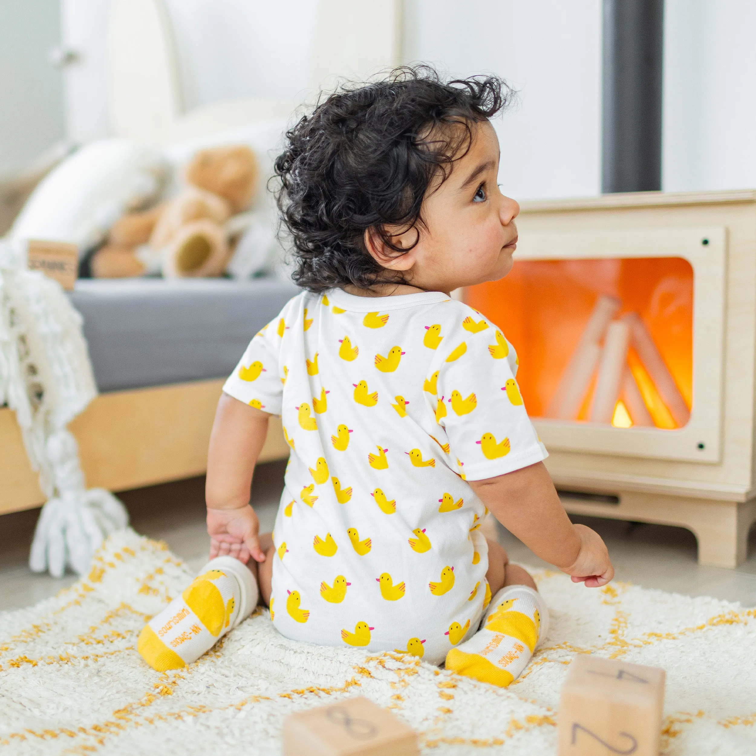 Cache-couche blanc avec des canards en jersey doux, bébé  || White bodysuit with duks all over print in soft jersey, baby