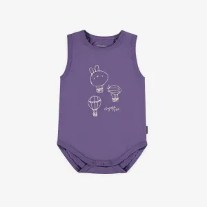 Cache-couche camisole mauve foncé avec une illustration de montgolfières en jersey extensible, bébé || Dark purple bodysuit with straps and hot-air balloon illustration in stretch jersey, baby