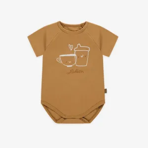 Cache-couche caramel avec illustration de tasses en coton, bébé  || Caramal bodysuit with mugs illustration in cotton, baby