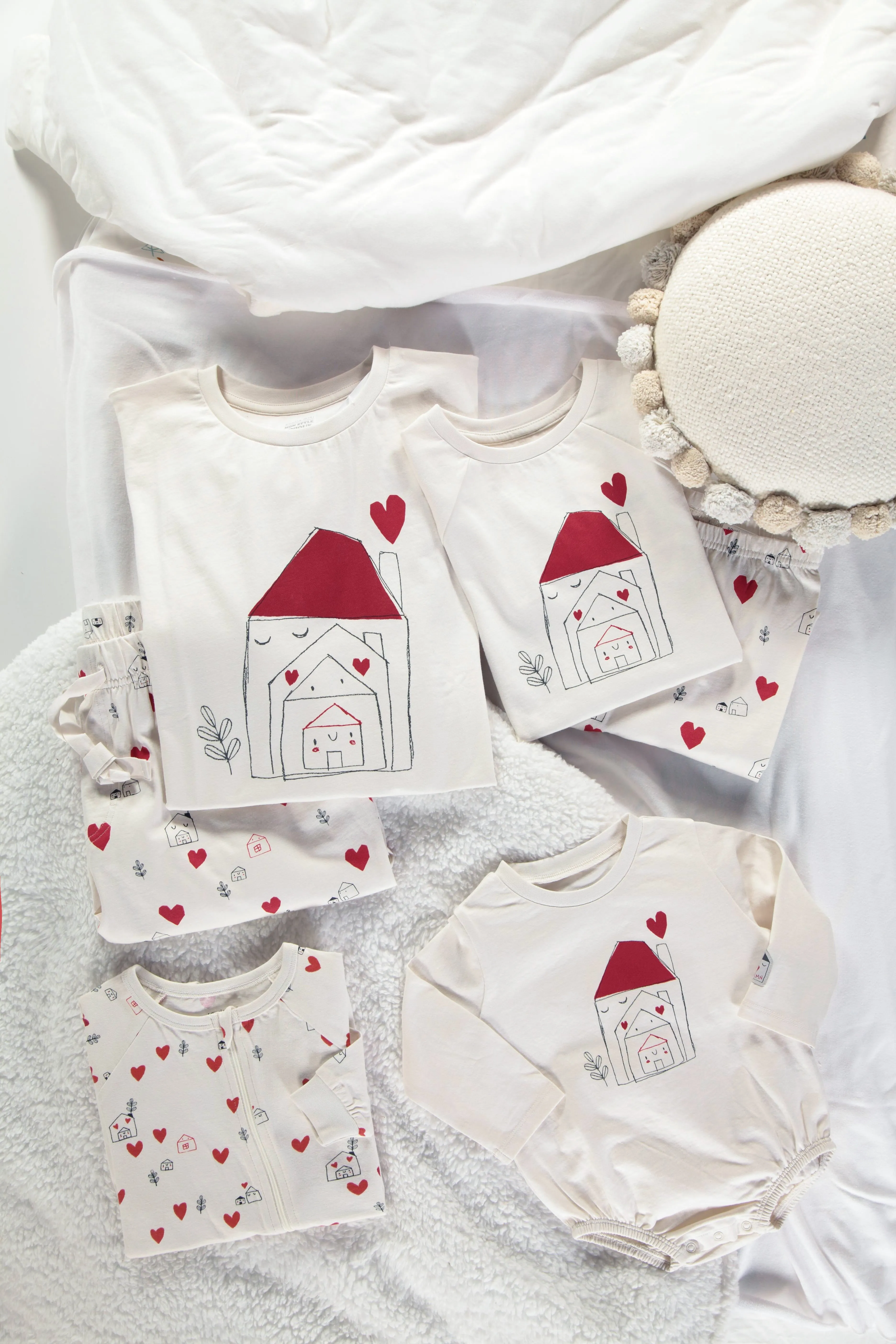 Cache-couche crème avec illustration d’une maisonnée remplie d’amour en jersey, bébé || Cream bodysuit with illustration of a loving household in jersey, baby
