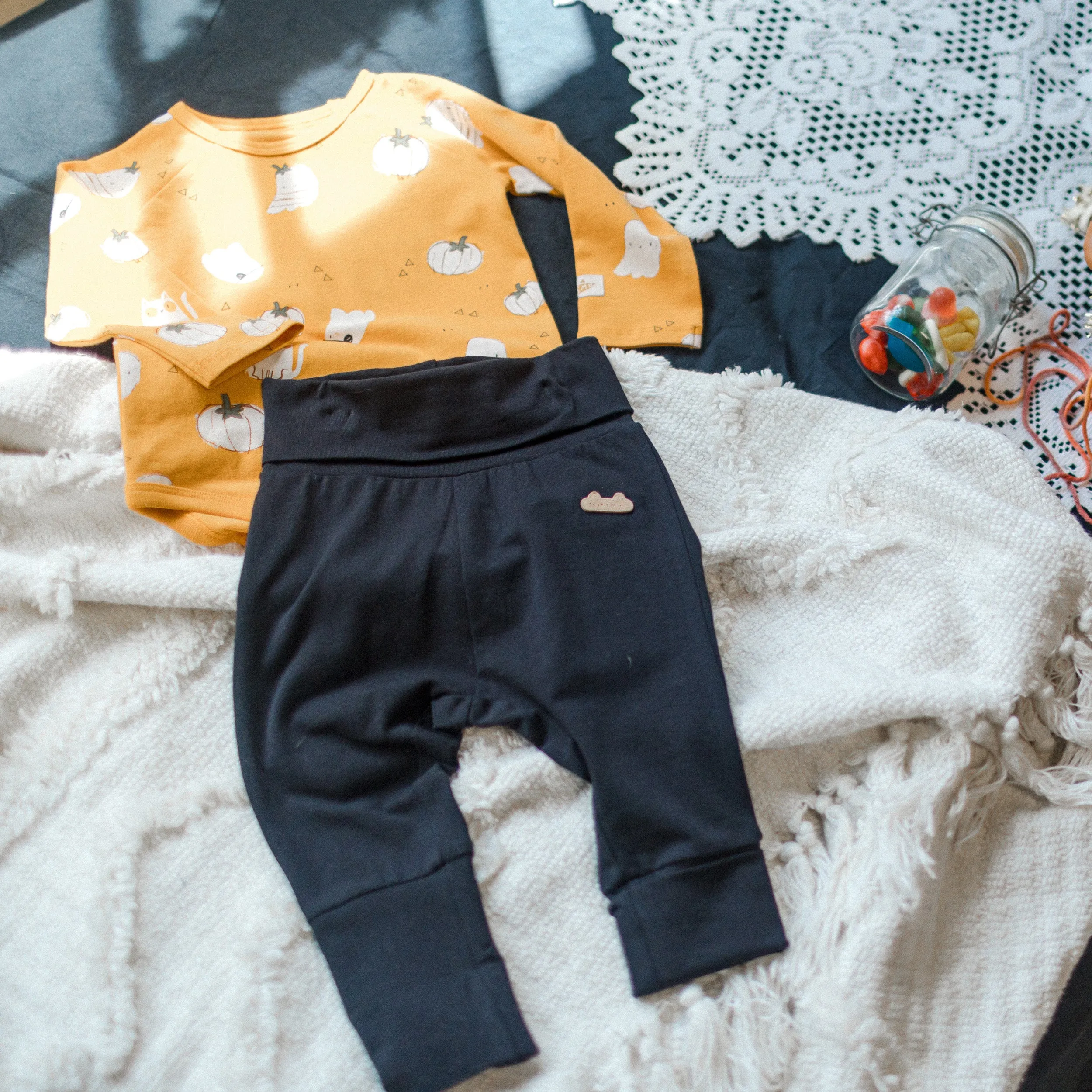 Cache-couche manches longues orange thématique Halloween en jersey extensible, bébé || Orange halloween themed bodysuit with long sleeves  in stretch jersey, baby