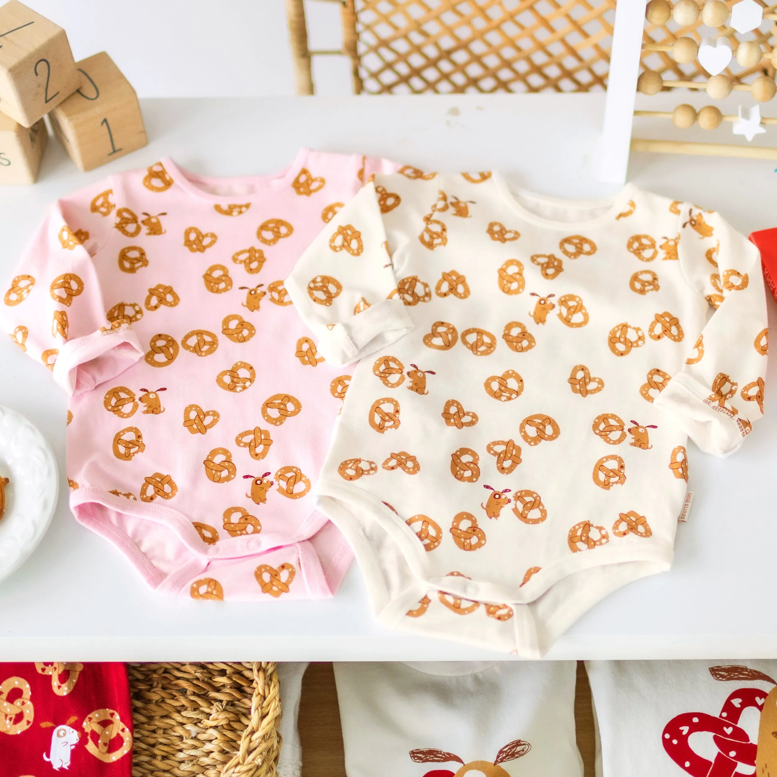 Cache-couche rose à motifs Saint-Valentin, bébé||Pink Valentine's Day bodysuit with all over print, baby