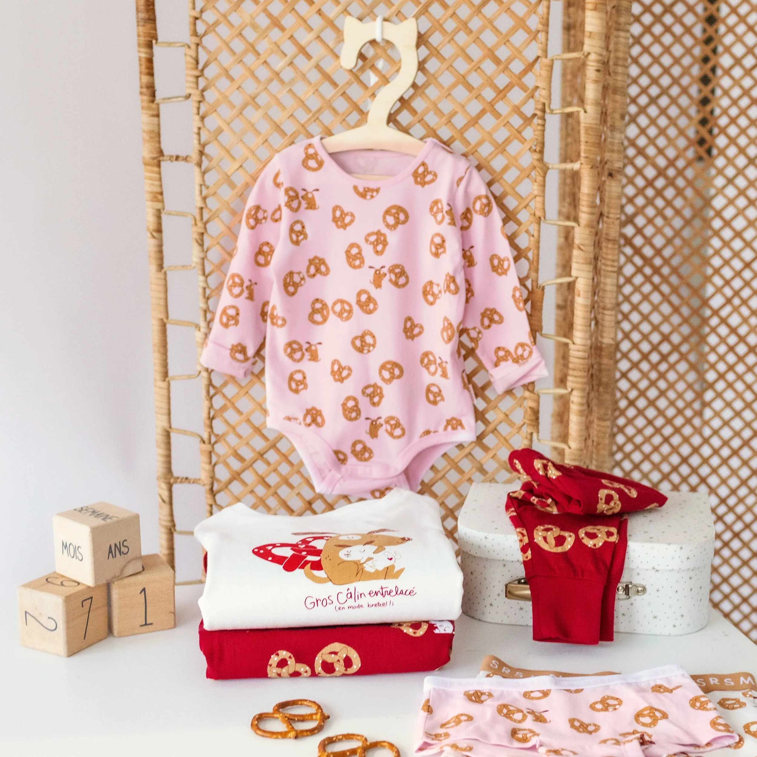Cache-couche rose à motifs Saint-Valentin, bébé||Pink Valentine's Day bodysuit with all over print, baby
