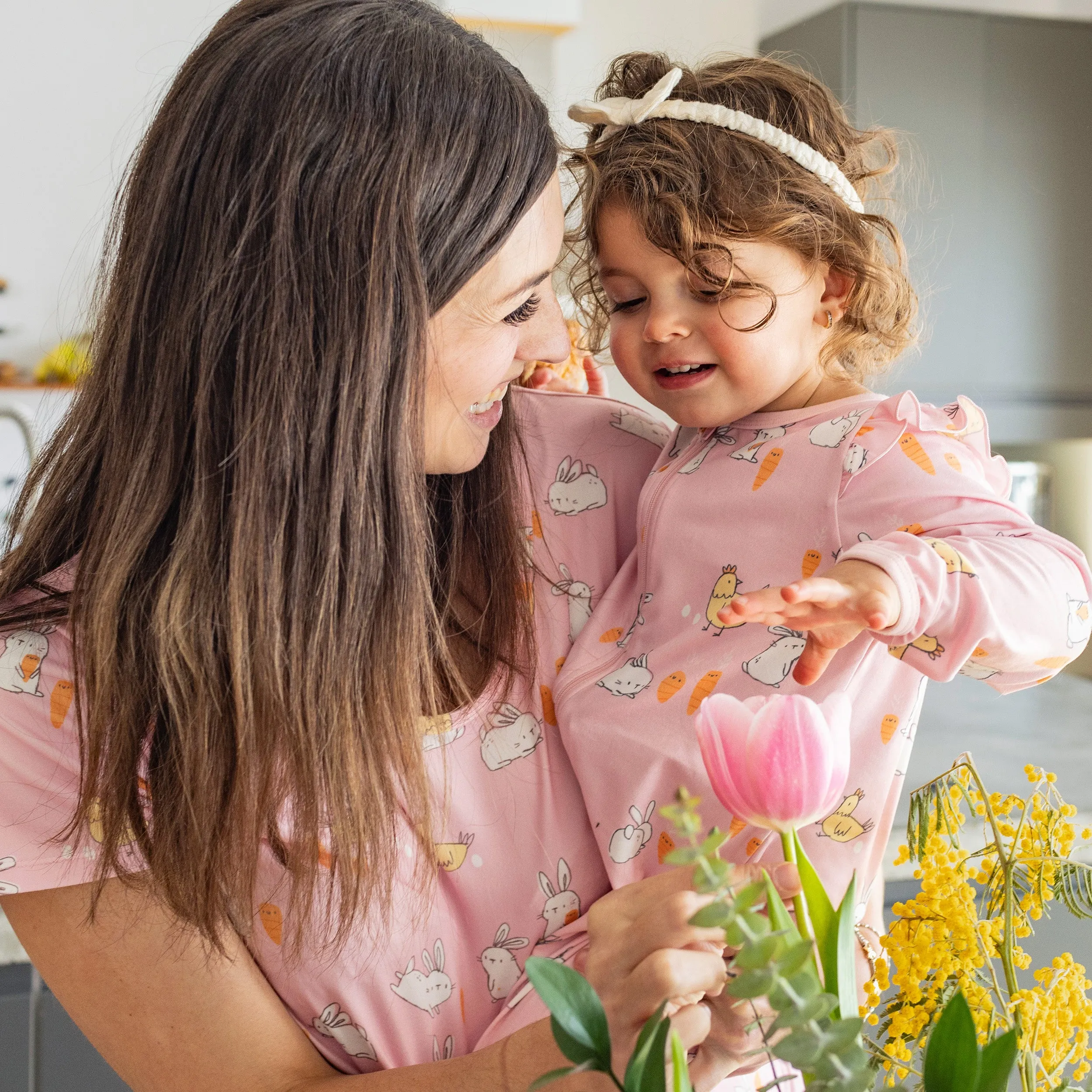 Haut de pyjama rose avec motif de lapins et de poulets, adulte || Pink pajama top with bunnies and chickens print, adult
