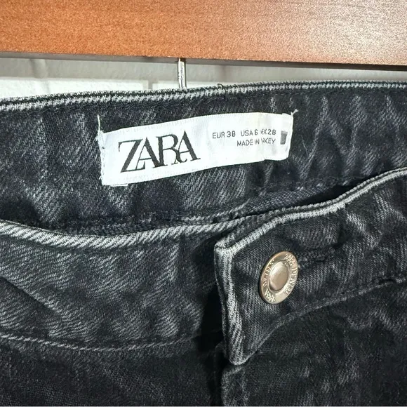 Zara Black Relaxed Fit Jeans with High-Waisted Design